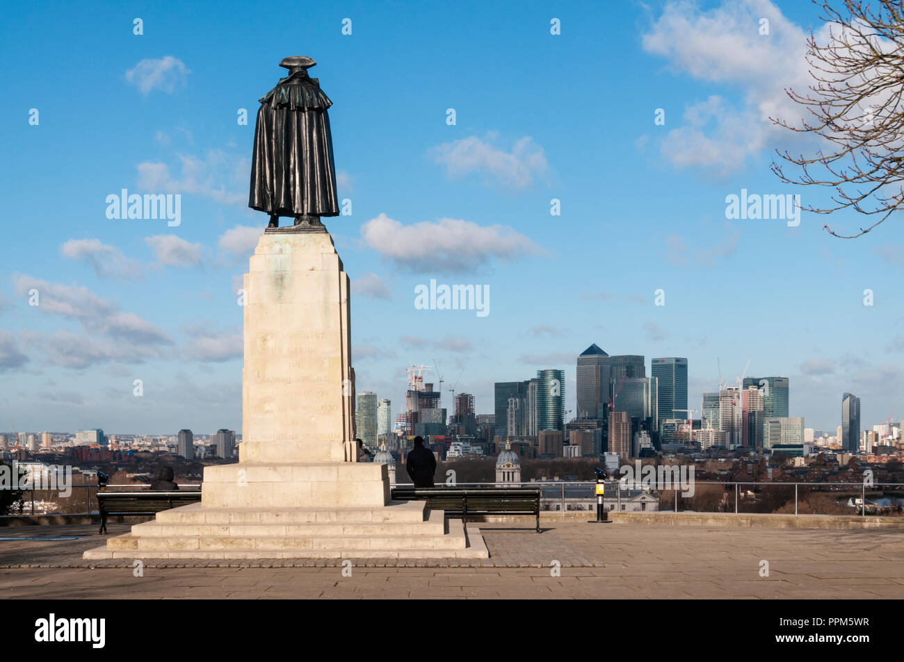 General Wolfe estatua en Greenwich con vistas a Docklands de Londres. Foto de stock