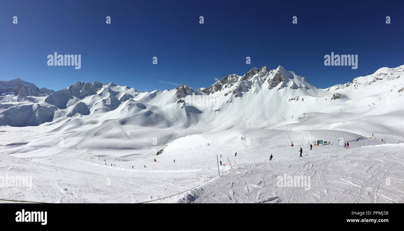 Panorama de las pistas de esquí de Tignes, estación de esquí en los Alpes, Francia Foto de stock