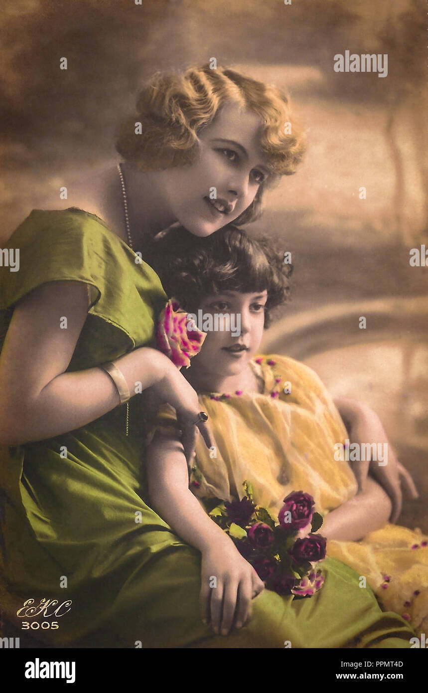 Vintage foto de madre e hija, en la década de 1910 o 1920. Colourised. Foto de stock