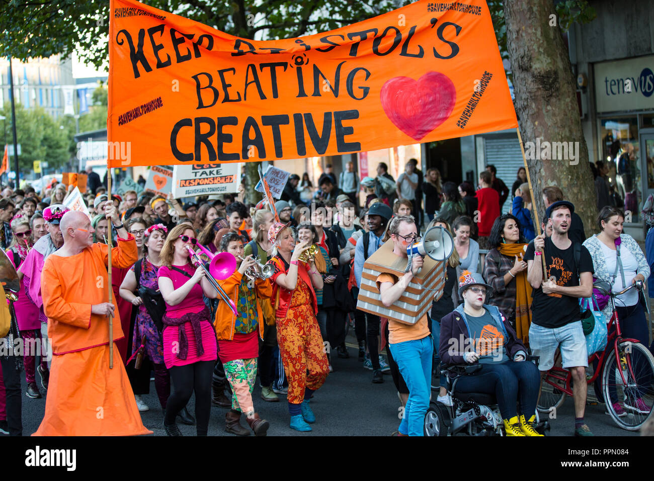 Bristol, Reino Unido. El 26 de septiembre de 2018. Los manifestantes llevó a una paralización del tráfico que marcharon por el centro de la ciudad de Bristol. Quieren que los propietarios de Hamilton House de Stokes Croft para seguir permitiendo que el edificio para ser usado por creativos, artistas y grupos comunitarios en alquileres asequibles en la continuación de la gestión de la empresa social co-existir. Los manifestantes dicen que los propietarios, y Connolloy Callaghan quiere desarrollar el edificio para fines de lucro. Bristol, Reino Unido. El 26 de septiembre de 2018 Crédito: Fotografía Redorbital/Alamy Live News Foto de stock