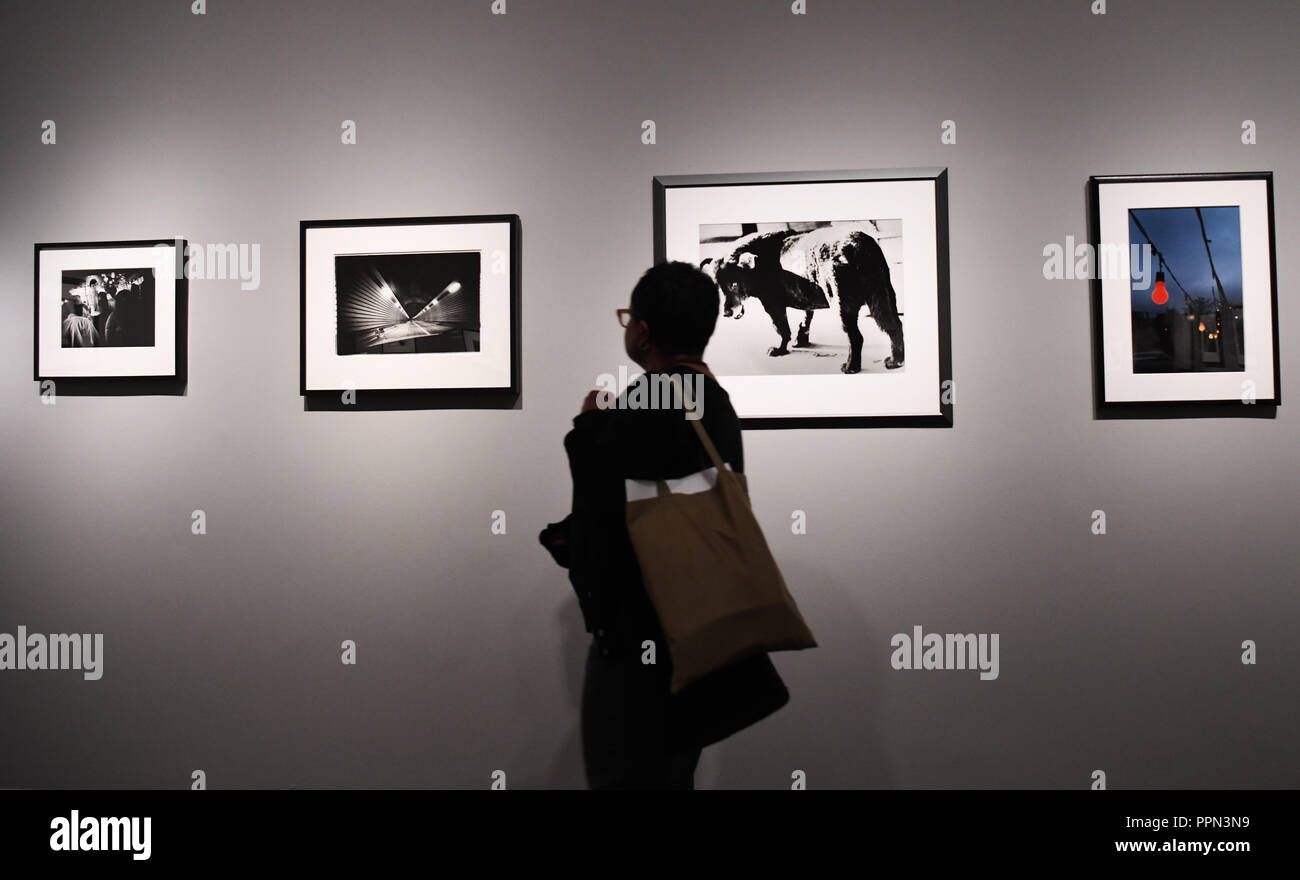 180926) -- Washington, 26 de septiembre de 2018 (Xinhua) -- un visitante ve trabajos  fotográficos durante la exposición 'El Japón moderno: Fotografías de la  Gloria Katz y Willard Huyck Collection' en la