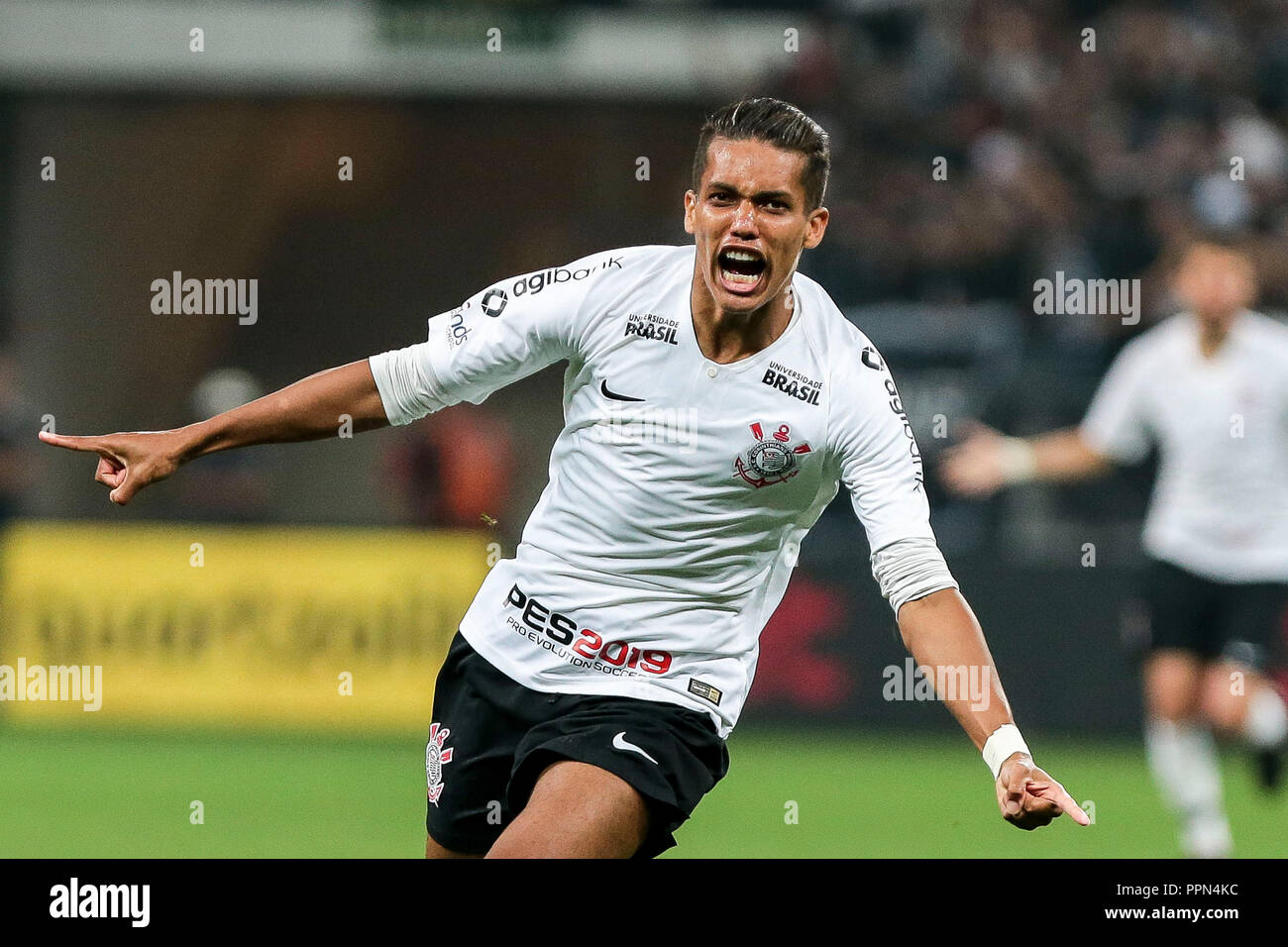 RJ - Rio de Janeiro - 27/10/2018 - Brasileiro A 2018, Flamengo x Palmeiras  -Para jogador do Flamengo disputa lance com Dudu jogador do Palmeiras  durante partida no estadio Maracana pelo campeonato