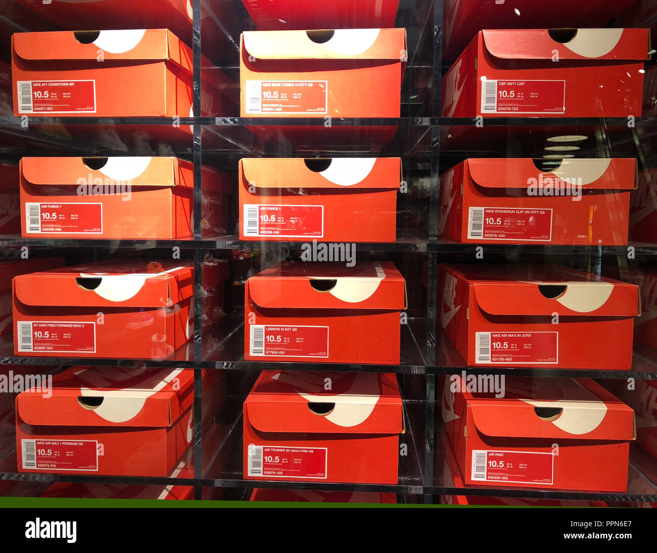 Las Vegas, Estados Unidos. 25 Sep, 2018. Vista general de las cajas de  zapatos de color naranja en la tienda de Nike en los Forum Shops en el  Caesars Palace en Martes,