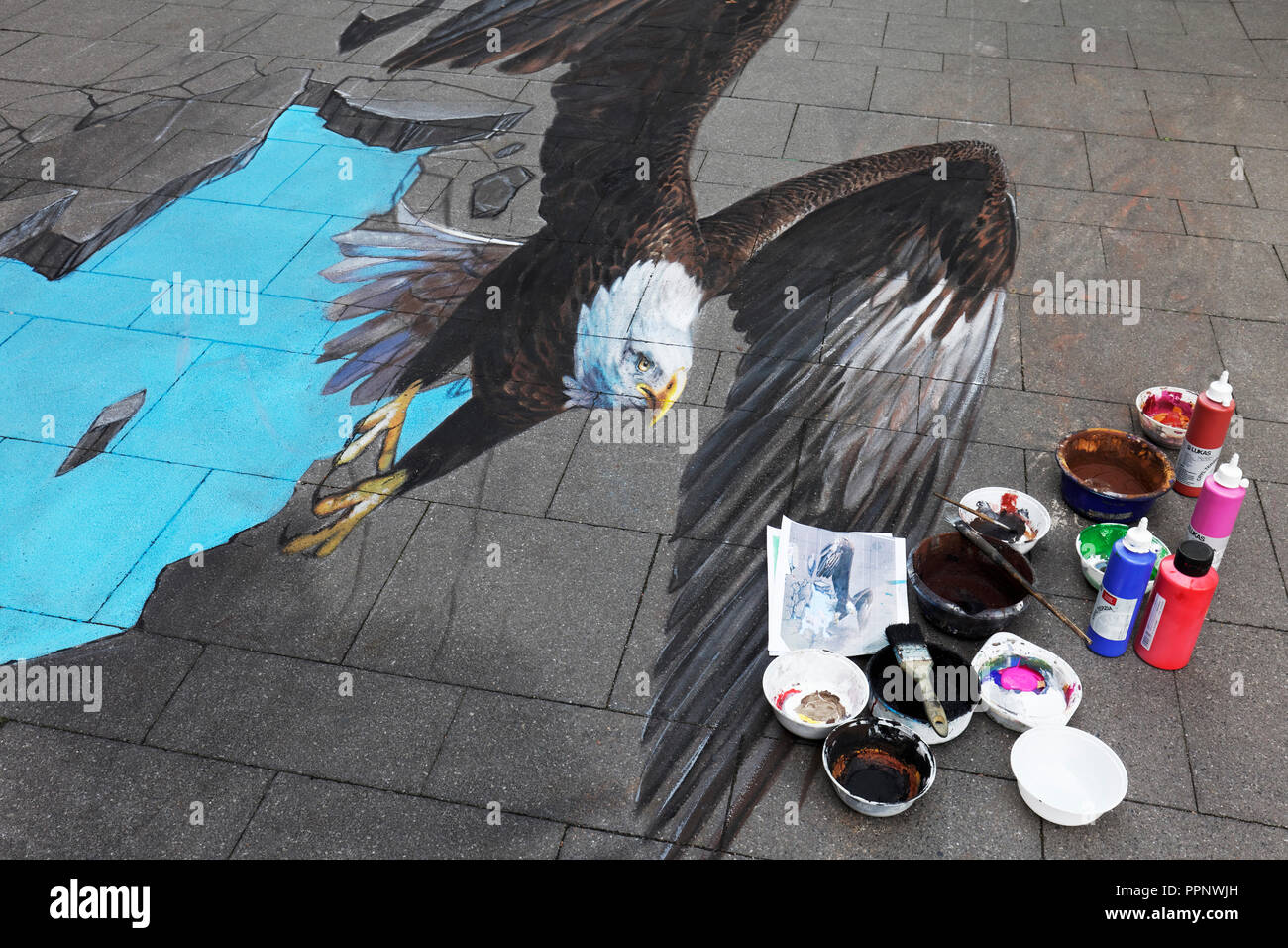Águila volando, 3-D Pintura callejera, artista Nikolaj Arndt, festival de artistas callejeros Geldern, Geldern, Niederrhein Foto de stock