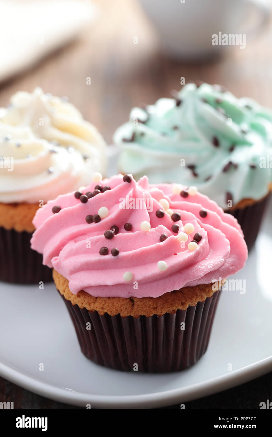 Cupcakes con escarcha y rocía Foto de stock