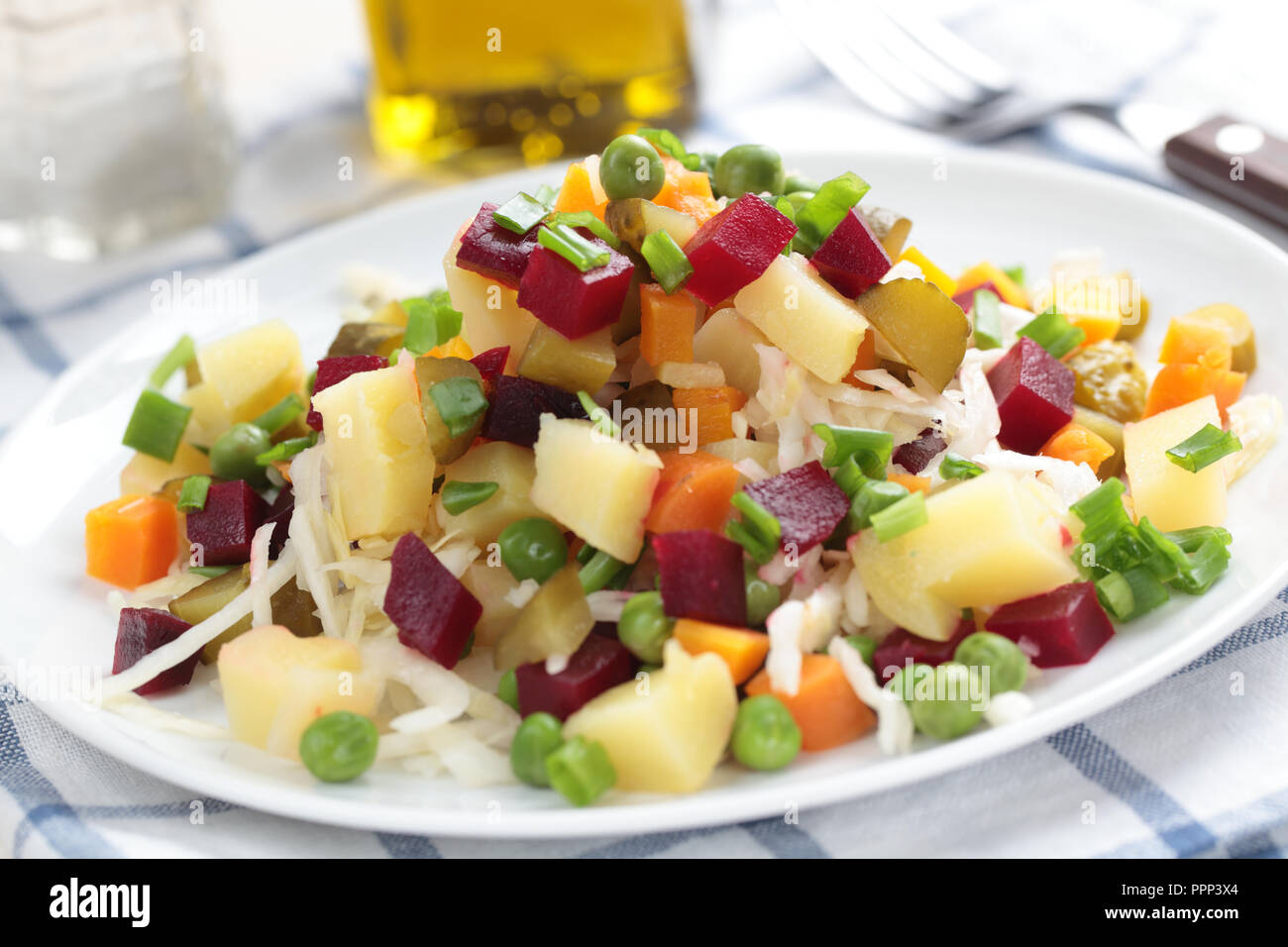 Ensalada con remolacha, papa, zanahoria, los encurtidos, el chucrut, y  arveja Fotografía de stock - Alamy