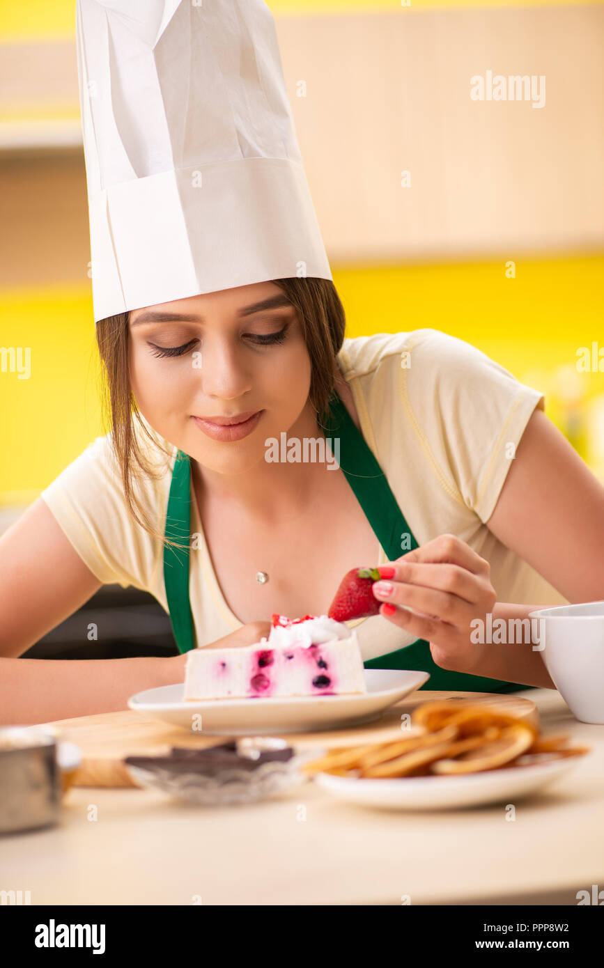 coser Sentirse mal Promesa Joven cocinero cocinar pasteles en la cocina Fotografía de stock - Alamy