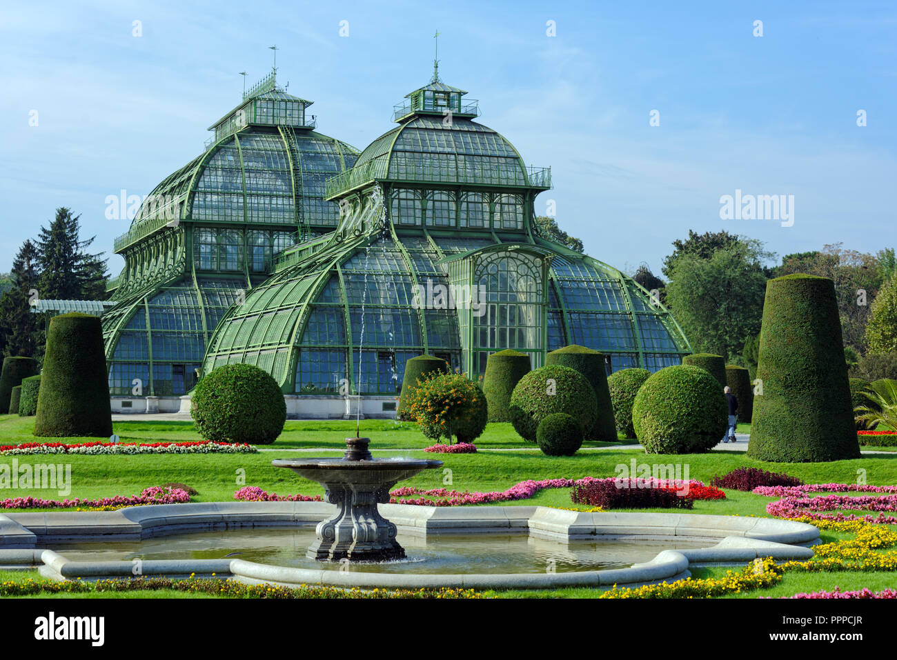 La casa verde Palmenhaus Schonbrunn en el parque del palacio Schonbrunn, Viena, Austria Foto de stock