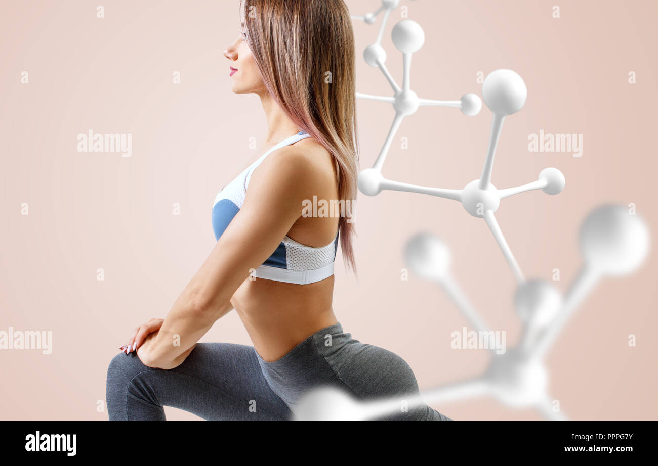 Gimnasia atlética mujer de pie cerca de white cadena de moléculas. Foto de stock
