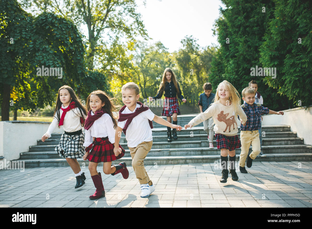 réplica intencional Sofocante Gracioso comienza. Concepto de moda infantil. El Grupo de los chicos y  chicas corriendo en el parque. Los niños coloridos vestidos, estilo de  vida, colores modernos conceptos Fotografía de stock - Alamy