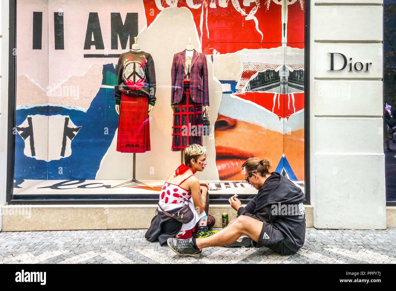 Jóvenes frente a la tienda Dior, calle Pařížská, tiendas en Praga, tienda de la República Checa Foto de stock