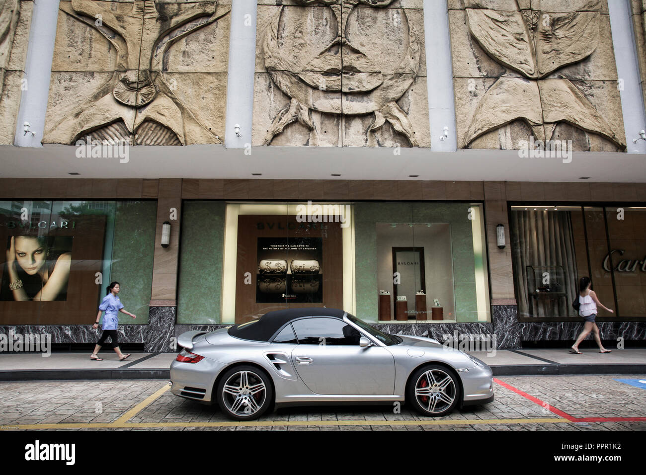 Un coche Porsche aparcado fuera del centro comercial en Orchard Road, Singapur Foto de stock