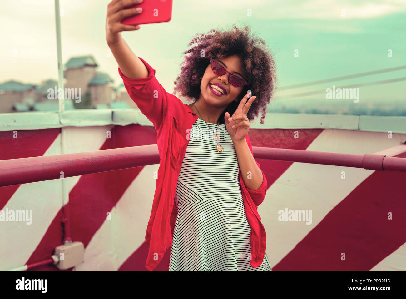 Linda chica vistiendo ropa bonita y teniendo selfies Fotografía de stock -  Alamy