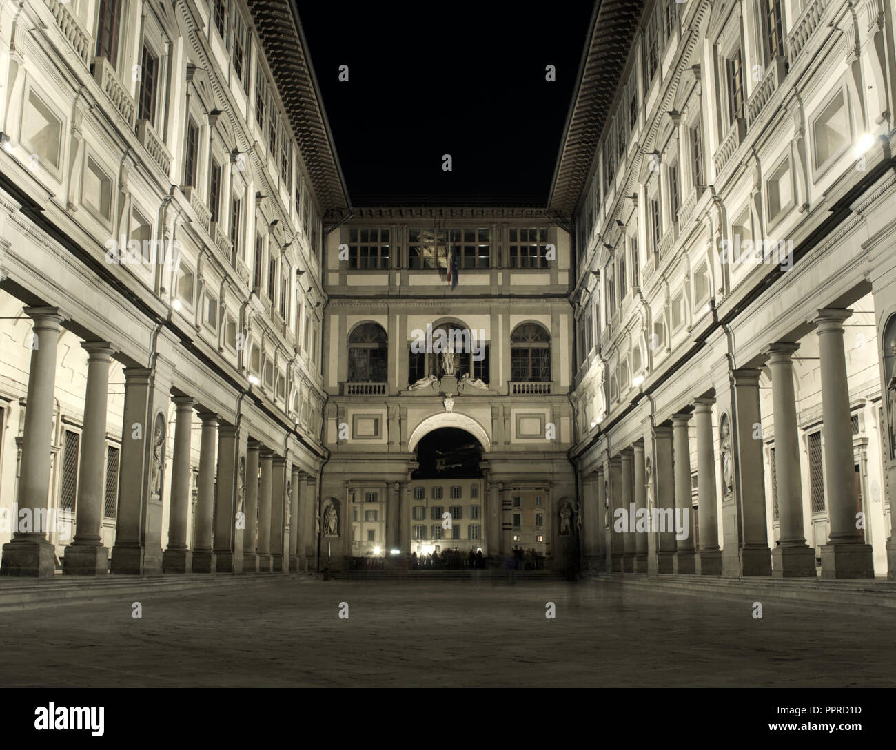 La Galería Uffizi y el palacio del patio por Vasari en Florencia