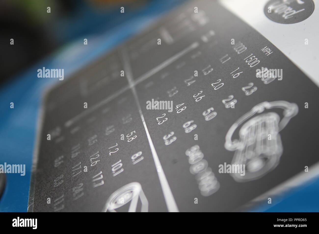 Tabla de velocidades de TDF en un tractor Ford 4000 Fotografía de stock