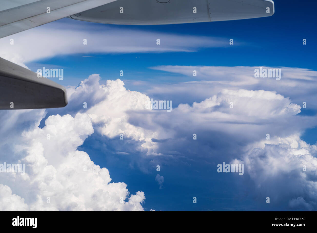 Avión volando en el cielo azul entre las nubes y la luz del sol, tomadas  desde la cabina Fotografía de stock - Alamy