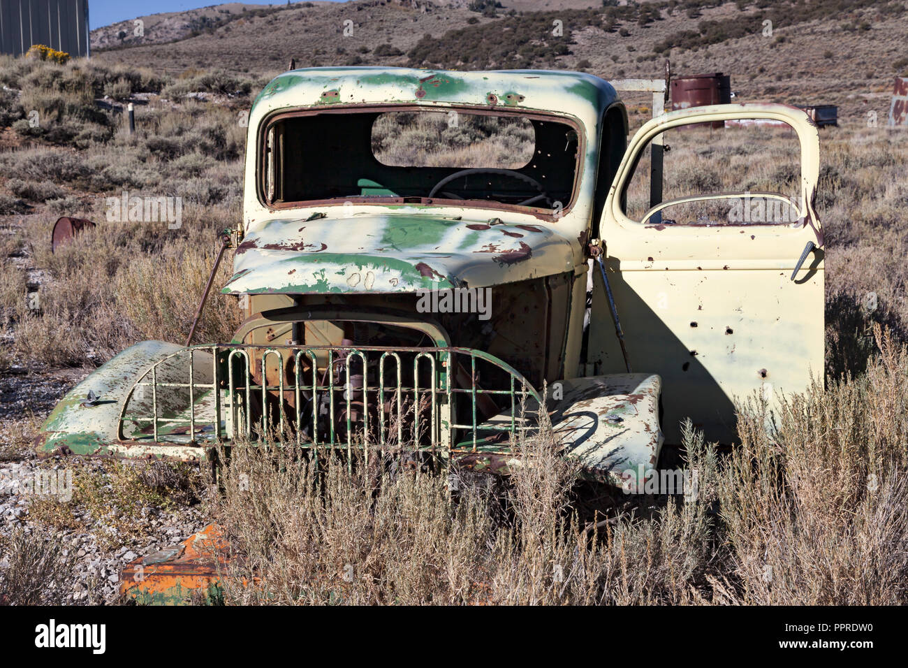 La II Guerra Mundial era de 1 1/2 tonelada camiones Chevrolet, probablemente construida originalmente para el ejército de los EE.UU., ahora se sienta abandonada en un sitio minero en Hamilton, Nevada. Foto de stock