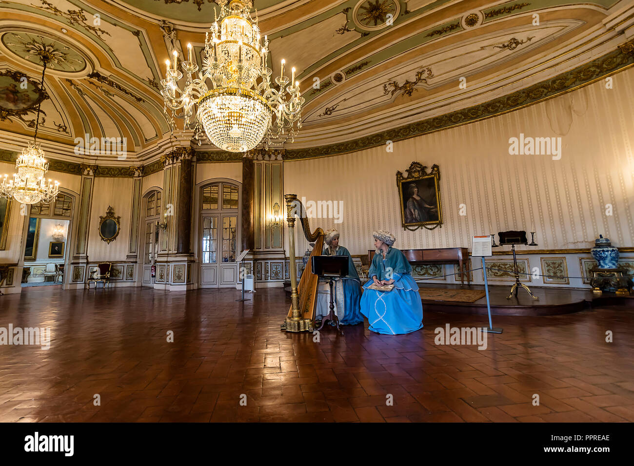 Queluz, Portugal - Diciembre 9, 2017: La Sala de Música, ricos decorados del Palacio Real. Antiguamente utilizado como residencia de verano por los portugueses ro Foto de stock