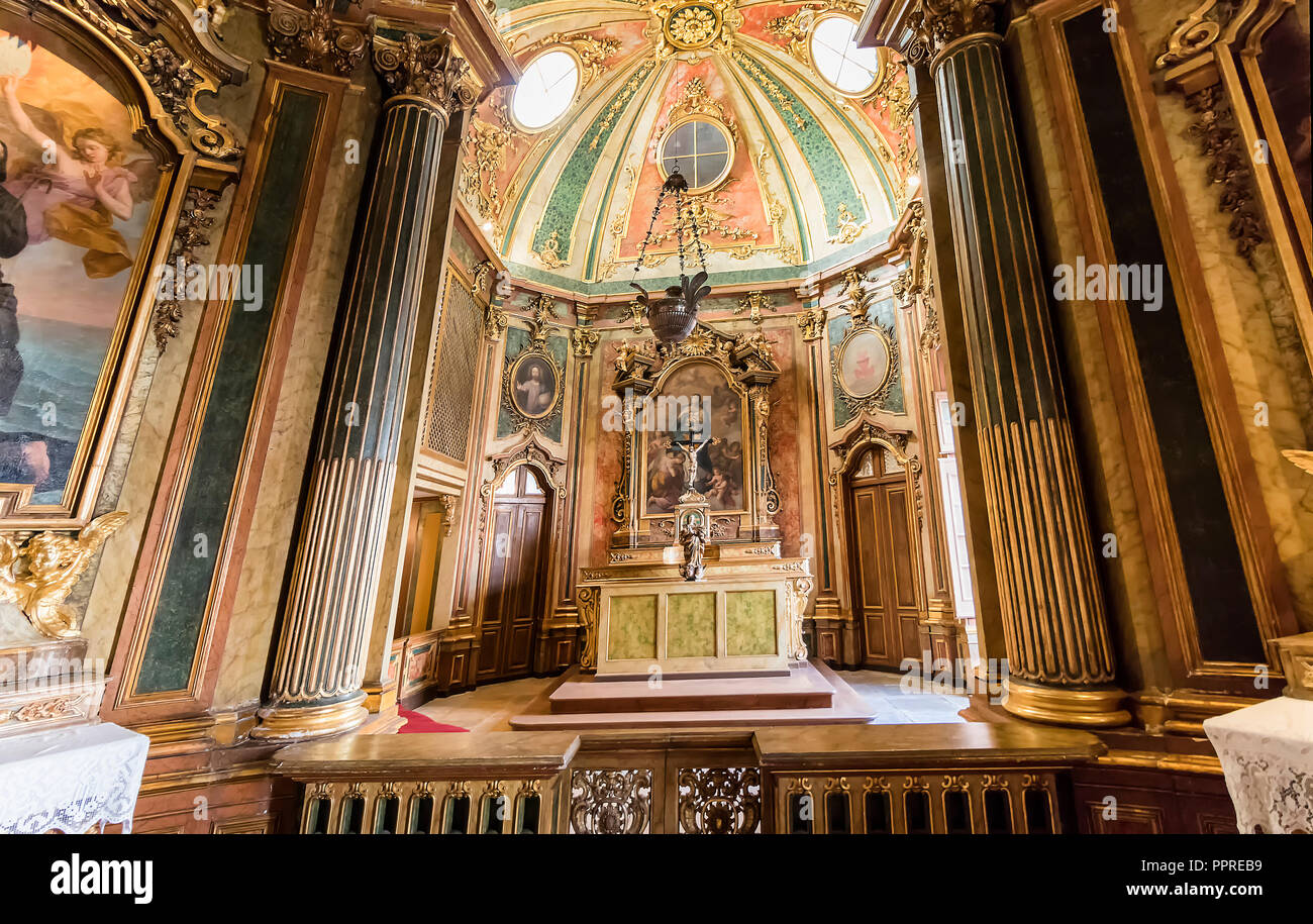 Queluz, Portugal - Diciembre 9, 2017: la Capilla del Palacio Real de Queluz. Antiguamente utilizado como residencia de verano por la familia real portuguesa. Foto de stock