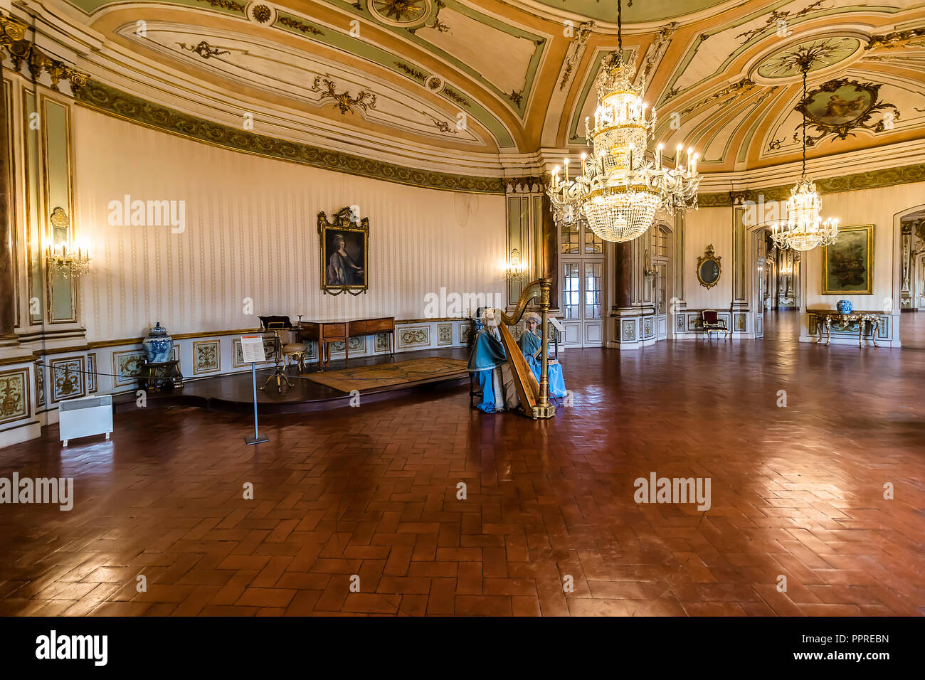 Queluz, Portugal - Diciembre 9, 2017: La Sala de Música, ricos decorados del Palacio Real. Antiguamente utilizado como residencia de verano por los portugueses ro Foto de stock