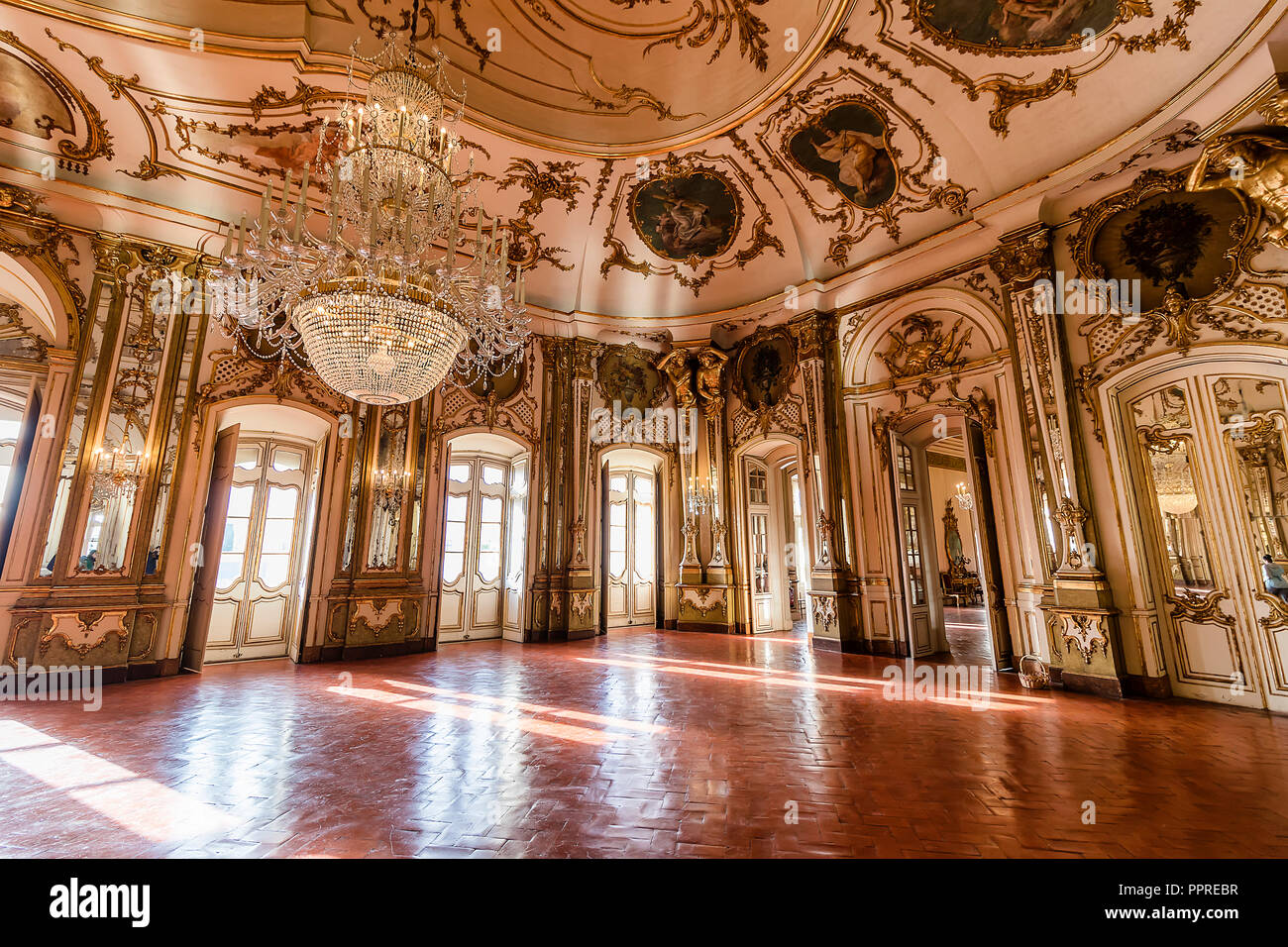 Queluz, Portugal - Diciembre 9, 2017: El salón de baile, ricos decorados del Palacio Real. Antiguamente utilizado como residencia de verano por los portugueses roya Foto de stock