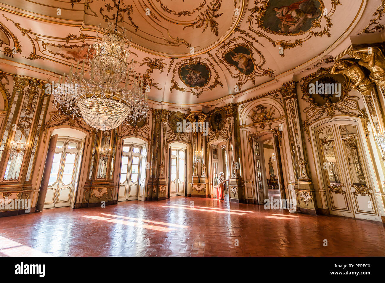 Queluz, Portugal - Diciembre 9, 2017: El salón de baile, ricos decorados del Palacio Real. Antiguamente utilizado como residencia de verano por los portugueses roya Foto de stock