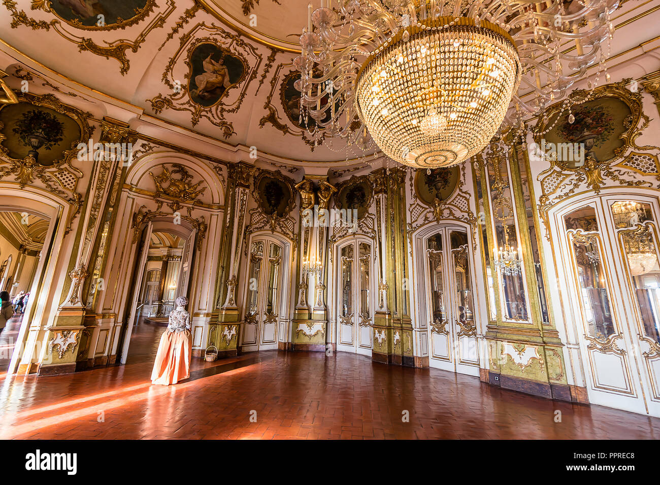 Queluz, Portugal - Diciembre 9, 2017: El salón de baile, ricos decorados del Palacio Real. Antiguamente utilizado como residencia de verano por los portugueses roya Foto de stock