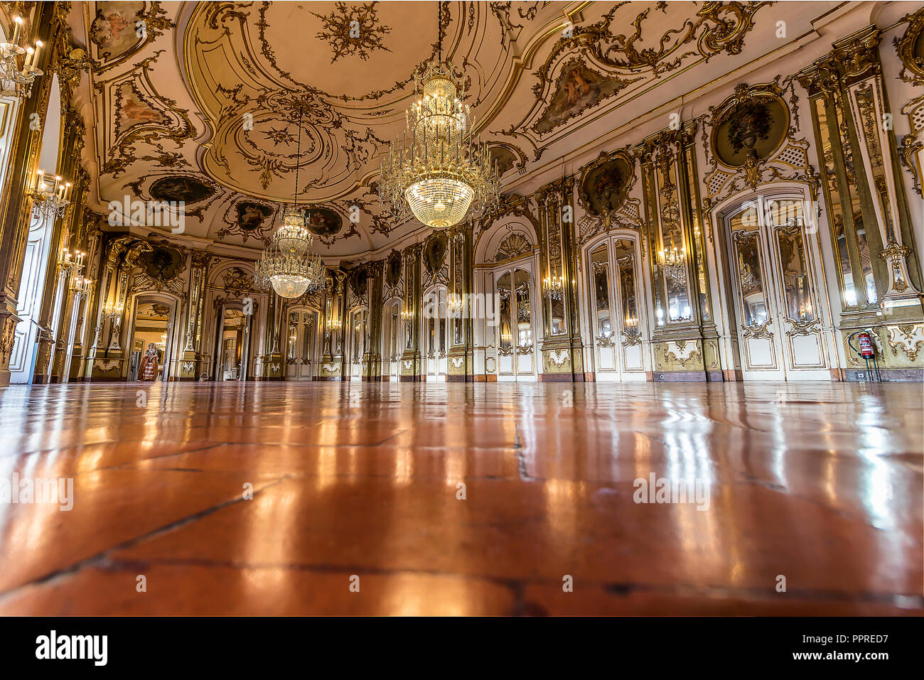 Queluz, Portugal - Diciembre 9, 2017: El salón de baile, ricos decorados del Palacio Real. Antiguamente utilizado como residencia de verano por los portugueses roya Foto de stock