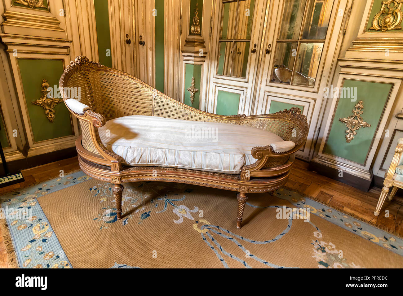 Queluz, Portugal - Diciembre 9, 2017: un diván dentro de ricos decorados Palacio Real de Queluz. Antiguamente utilizado como residencia de verano por los portugueses royal Foto de stock