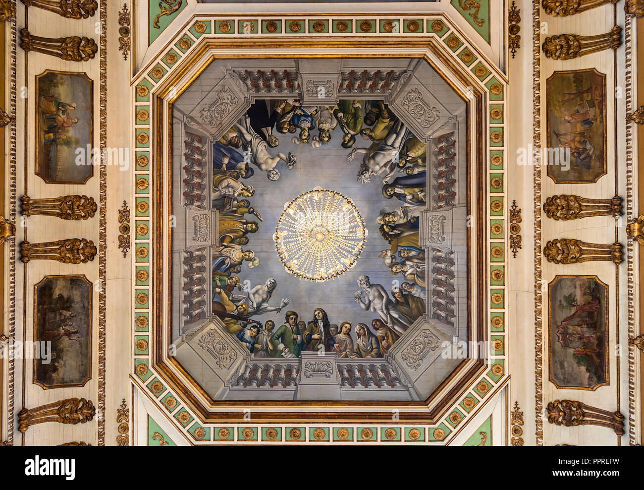 Queluz, Portugal - Diciembre 9, 2017: Detalle de la lámpara de araña en el techo interior de ricos decorados Palacio Real de Queluz. Utilizada antiguamente como el verano residen Foto de stock