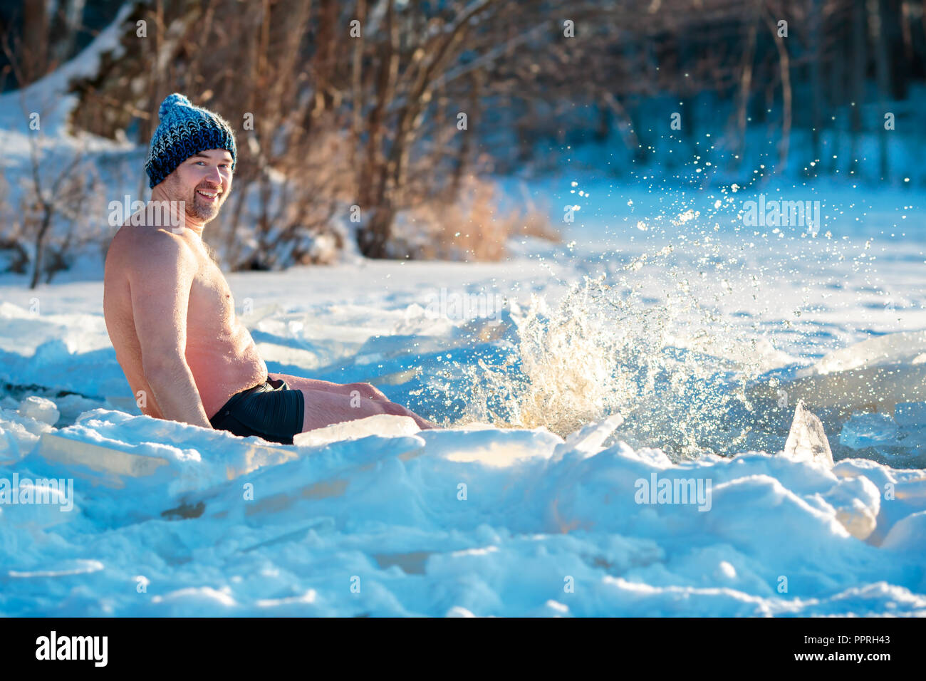 Piscina de Invierno. Hombre valiente en un agujero de hielo. Foto de stock