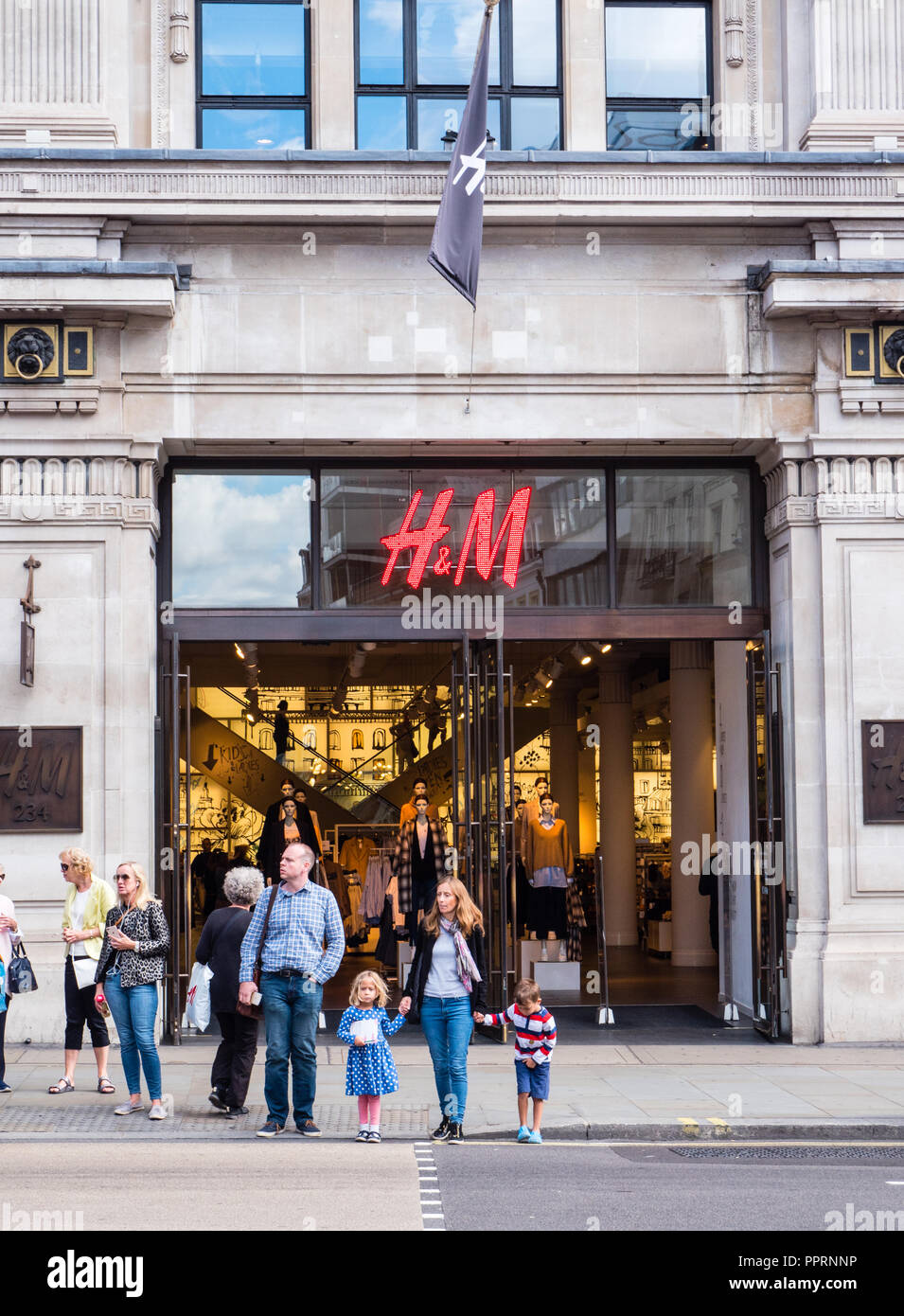 Gente de fuera, H&M Tienda Regents Street, Londres, Inglaterra, Reino  Unido, GB Fotografía de stock - Alamy