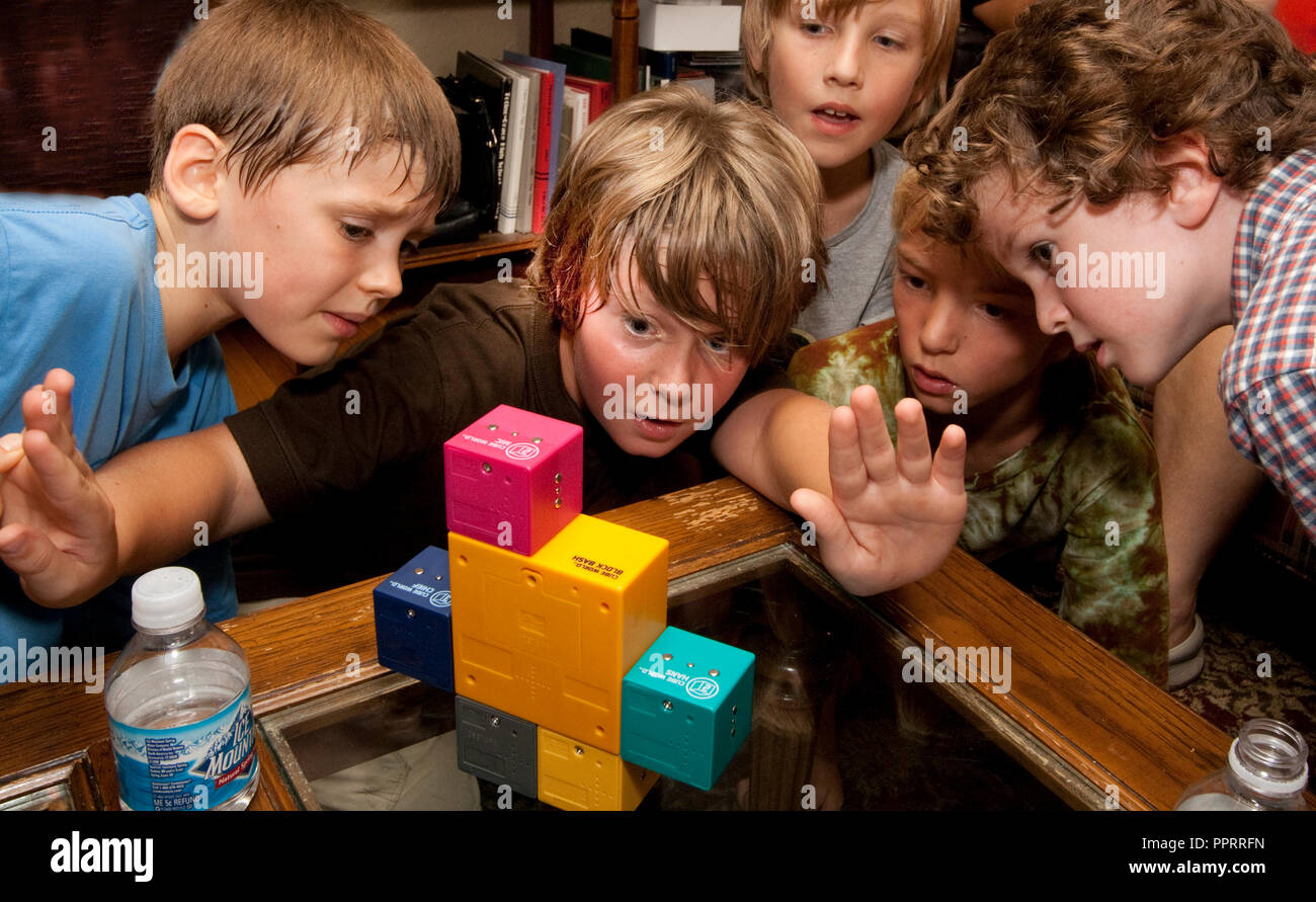 Los niños de 10 años de edad jugando un intenso juego de cubo bloque  Mundial Bash en una fiesta de cumpleaños. St Paul MN Minnesota EE.UU  Fotografía de stock - Alamy