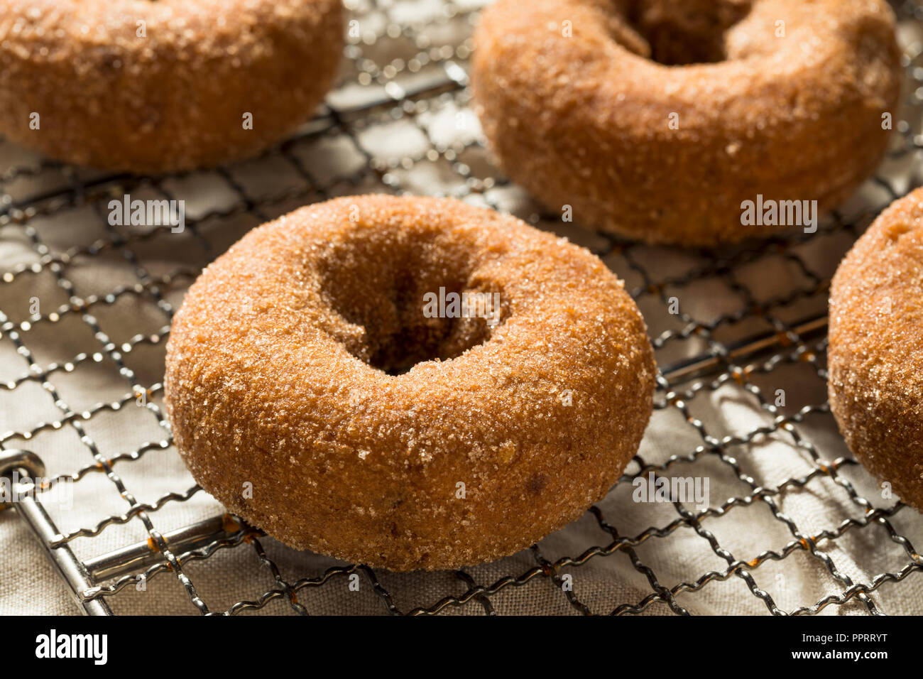 La sidra casera buñuelos con azúcar de canela Fotografía de stock - Alamy