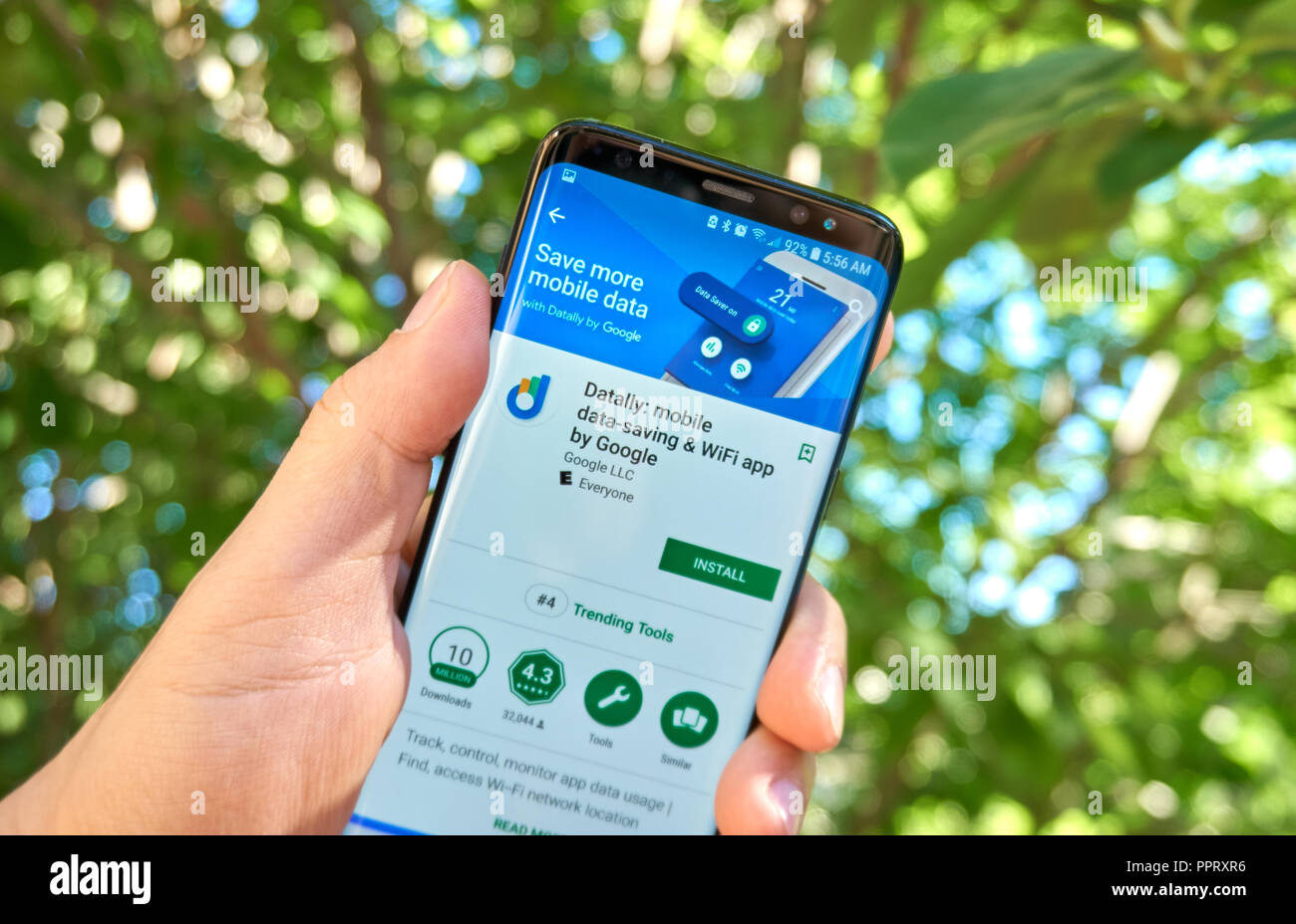 MONTREAL, Canadá - 28 de agosto de 2018: Google Android App Datally sobre Samsung S8 pantalla. Foto de stock