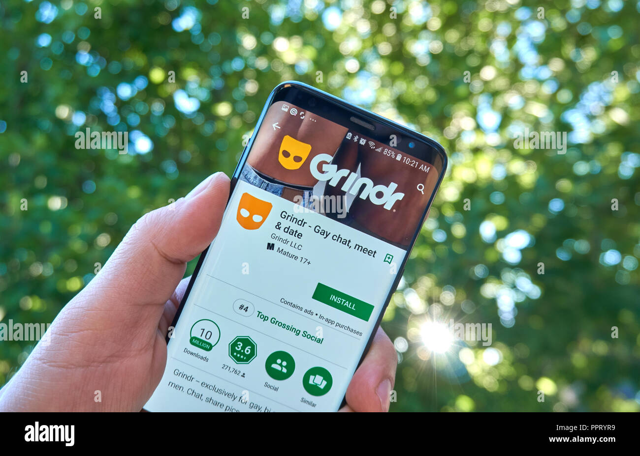 MONTREAL, Canadá - 28 de agosto de 2018: - Gay Grindr android app Chat  sobre Samsung S8 en un lado de la pantalla Fotografía de stock - Alamy