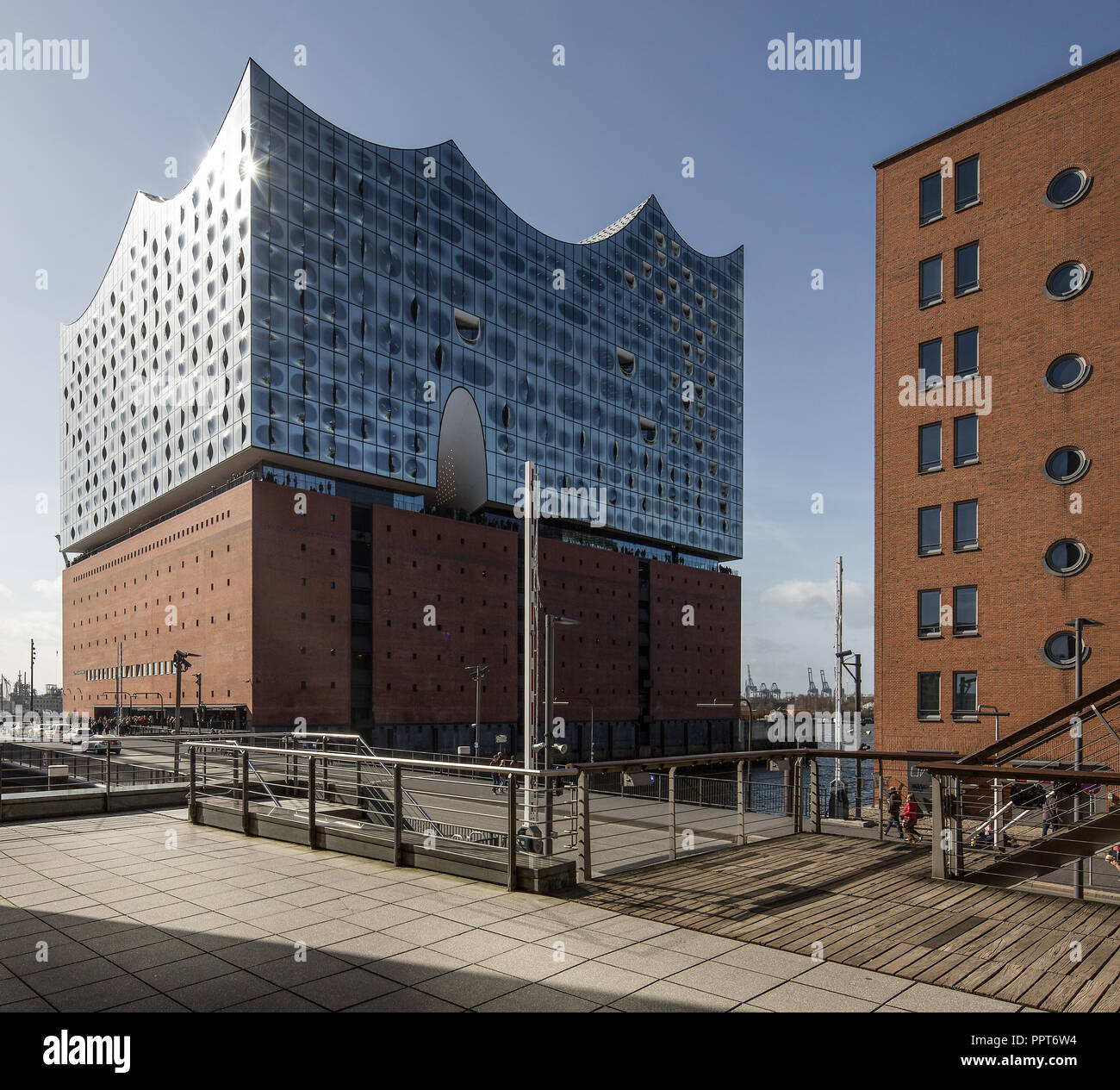 Hamburgo, la Elbphilharmonie, Ansicht von Nordosten über die Brücke, Entwurf Mahatma-Gandhi de Herzog & de Meuron, erbaut 2007-2016 Foto de stock