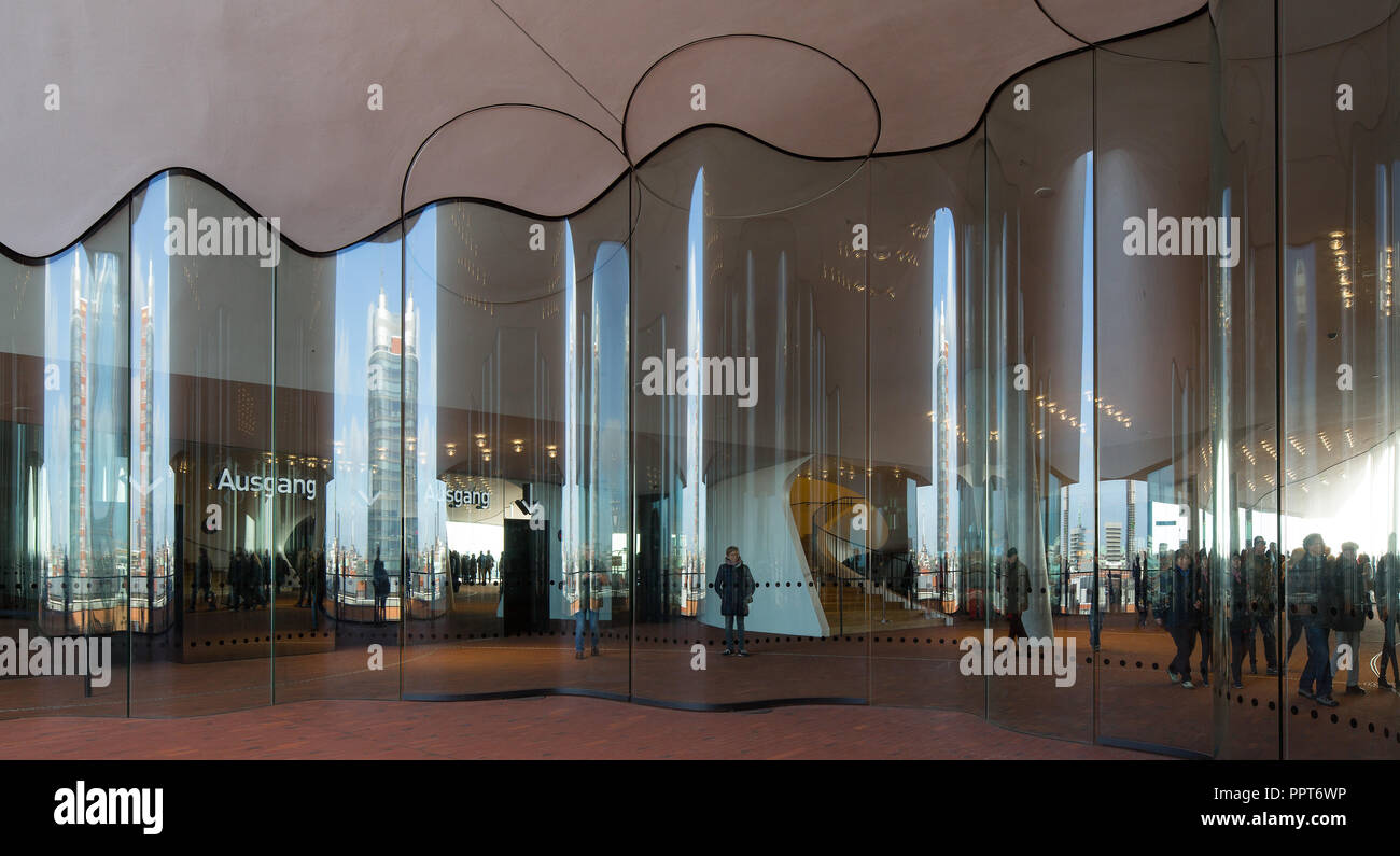 Hamburgo, la Elbphilharmonie, Wandelhalle genannt Plaza, wellenförmige Glaswand zur Trennung der Plaza en Außen- und Innenbereich Entwurf, Herzog & de Meu Foto de stock