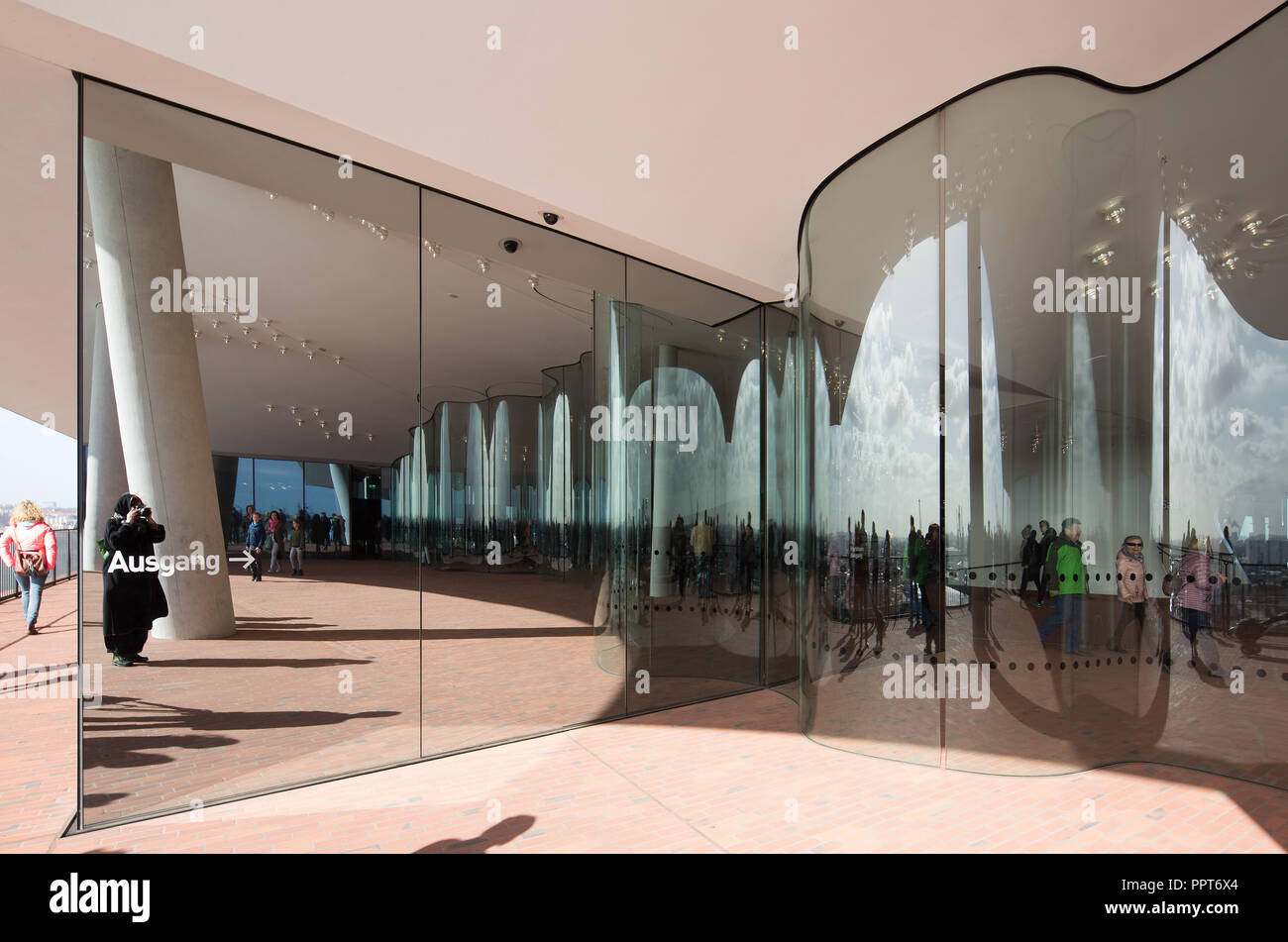 Hamburgo, la Elbphilharmonie, Wandelhalle genannt Plaza, wellenförmige Glaswand zur Trennung der Plaza en Außen- und Innenbereich Entwurf, Herzog & de Meu Foto de stock