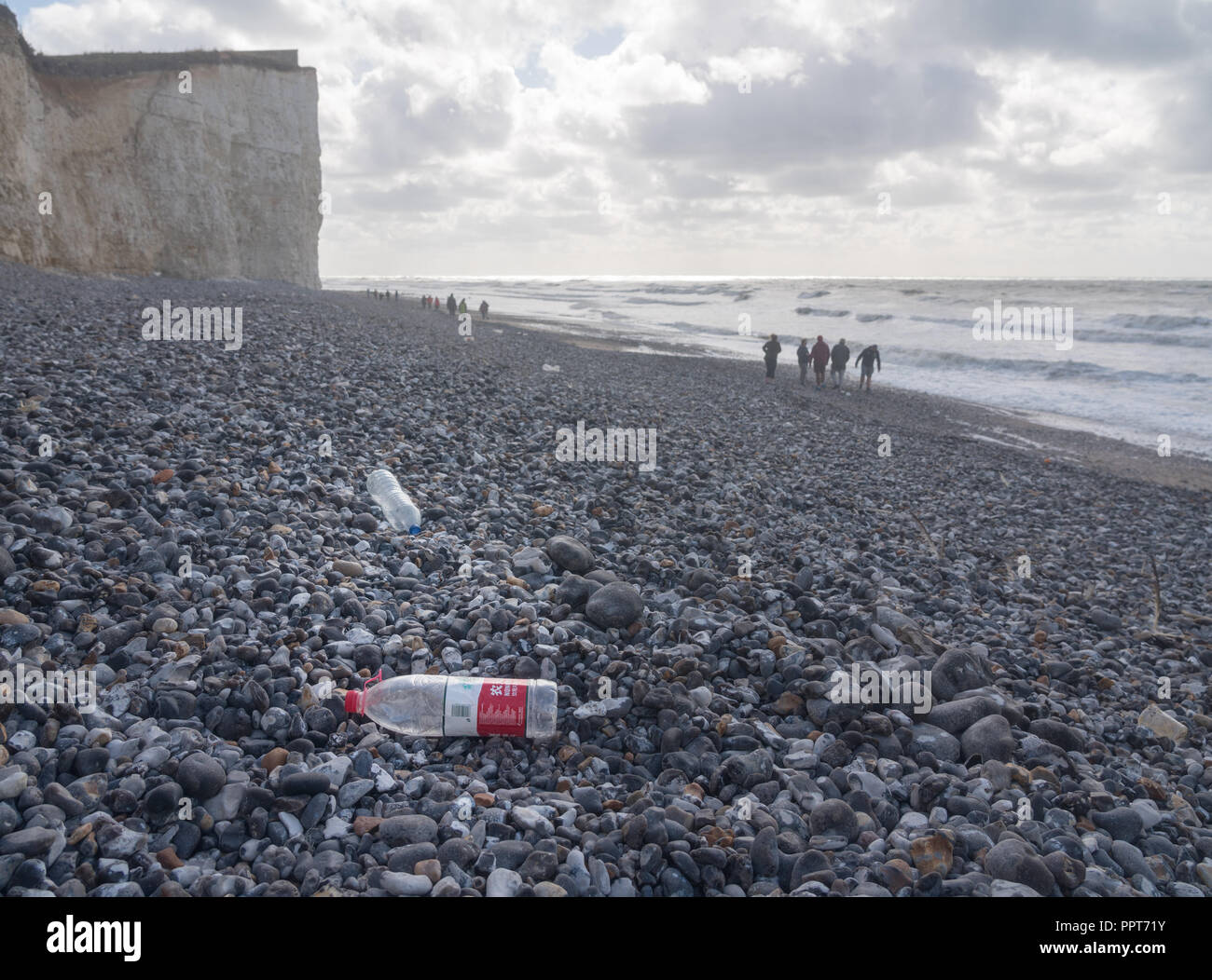 Botella de plástico fundido chinos en la playa rocosa en Birling Gap, Sussex Foto de stock