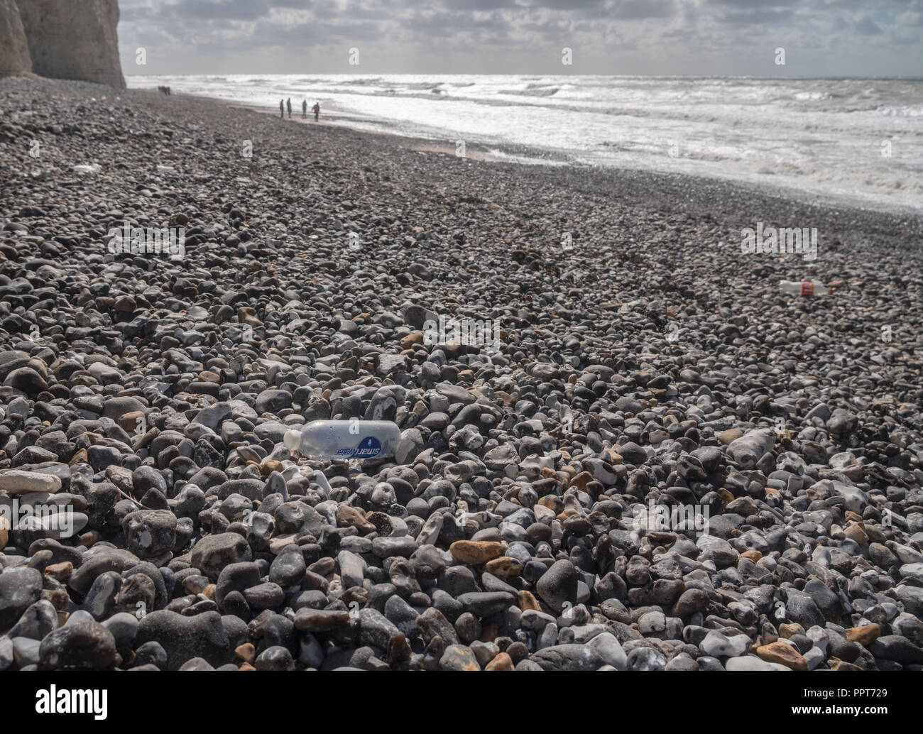 Botella de plástico fundido en la playa rocosa en Birling Gap, Sussex Foto de stock