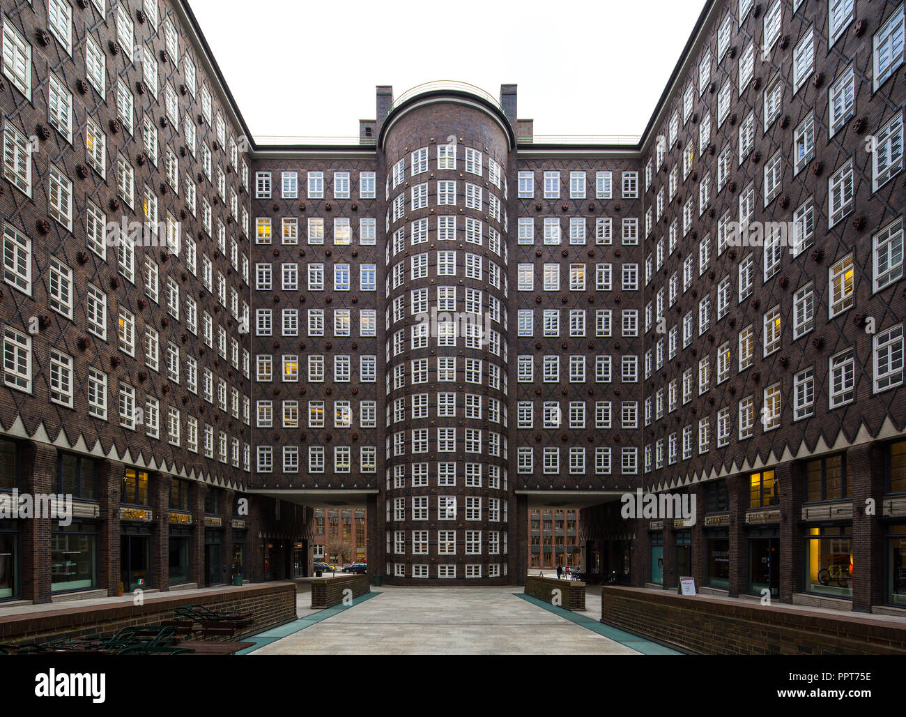 Hamburgo, Kontorhaus SPRINKENHOF, errichtet 1927-1930 von Fritz Höger sowie Hans und Oskar Gerson, plastische Terrakotta-Rondelle von Lothar Kunstmann, Foto de stock