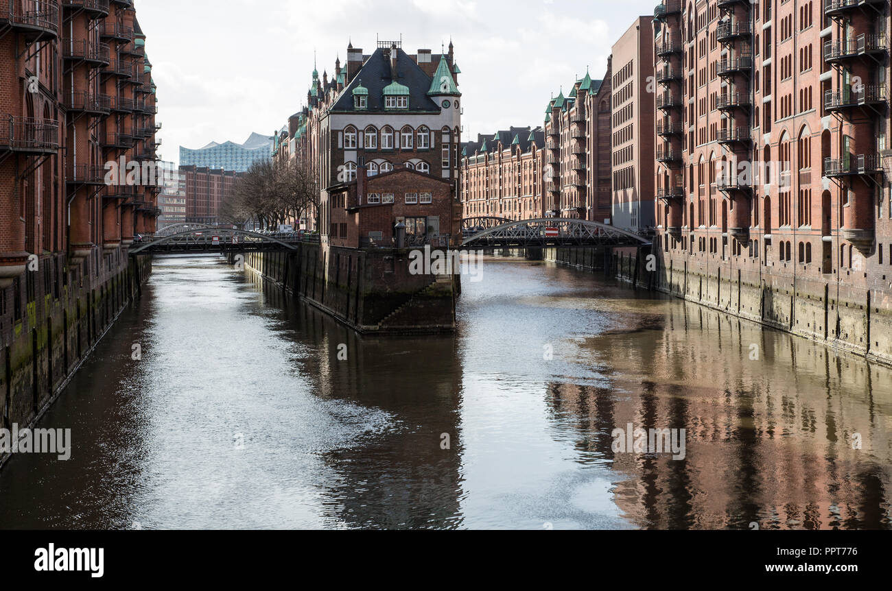 Hamburgo, Speicherstadt zwischen 1883 und 1927 errichtet, Blick von der Poggenmühlenbrücke nach Westen, rechts Wandrahmfleet, enlaces Brookf Holländisch Foto de stock