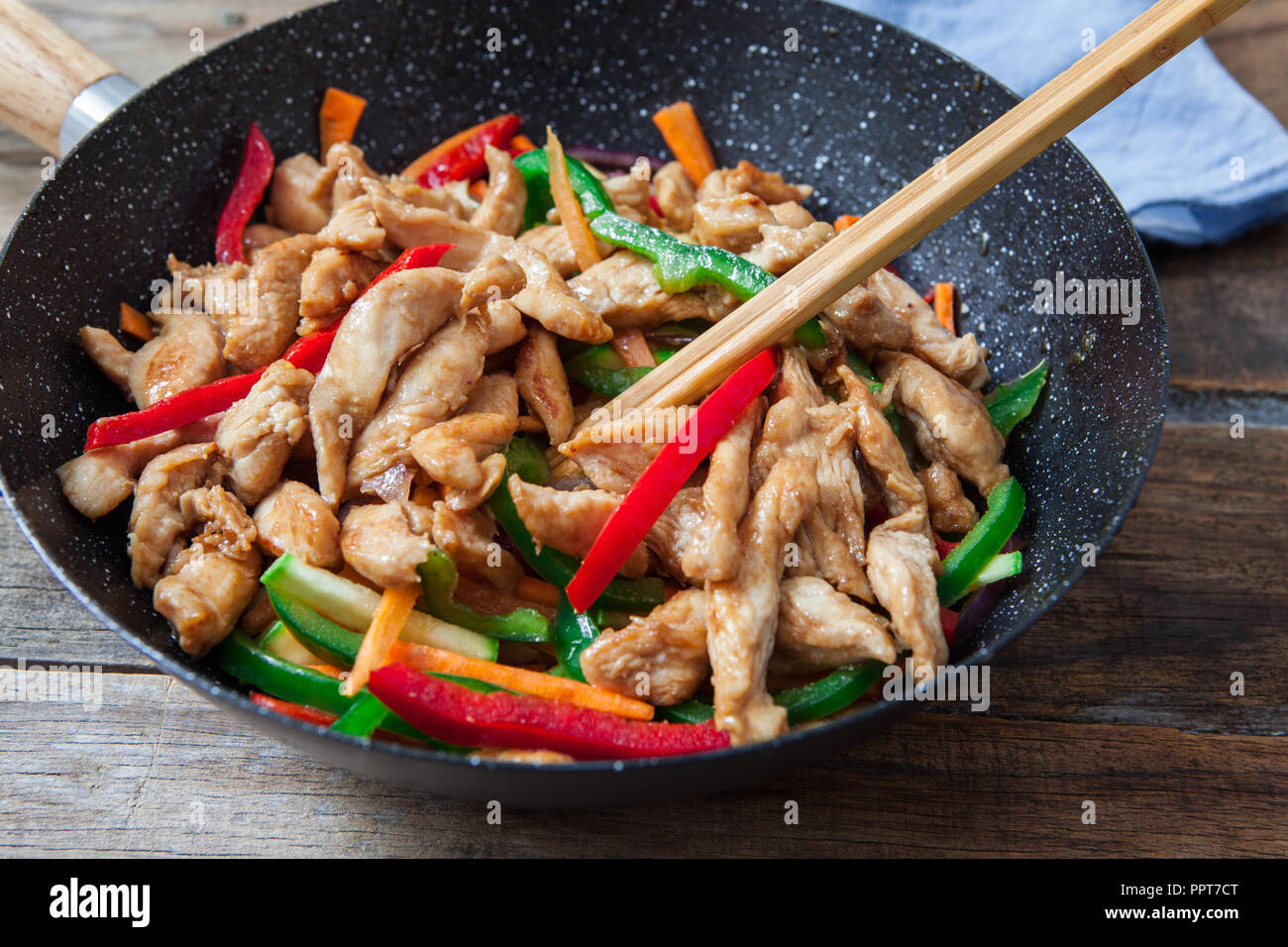 Pollo y verduras en wok con salsa de soja Fotografía de stock - Alamy