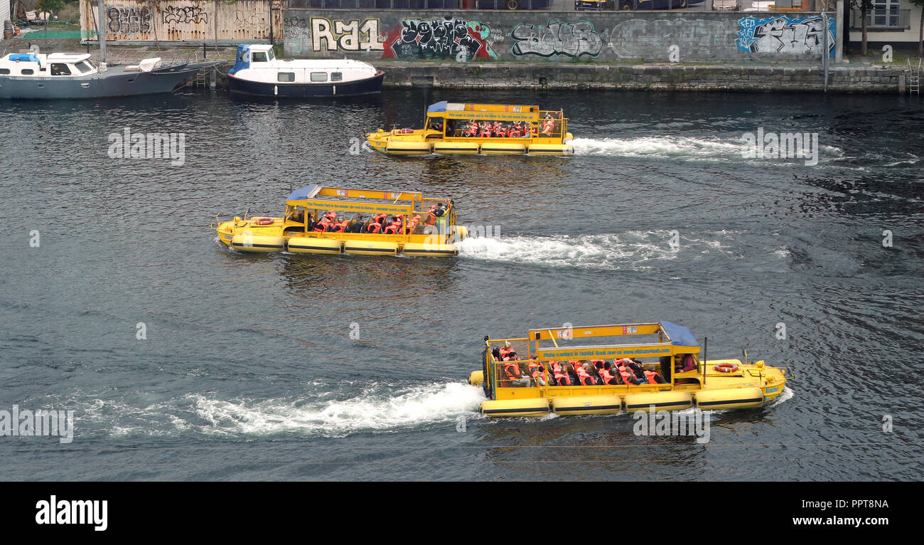 Viking splash anfibio de autobuses turísticos en el Grand Canal Dock, Dublín. Foto de stock