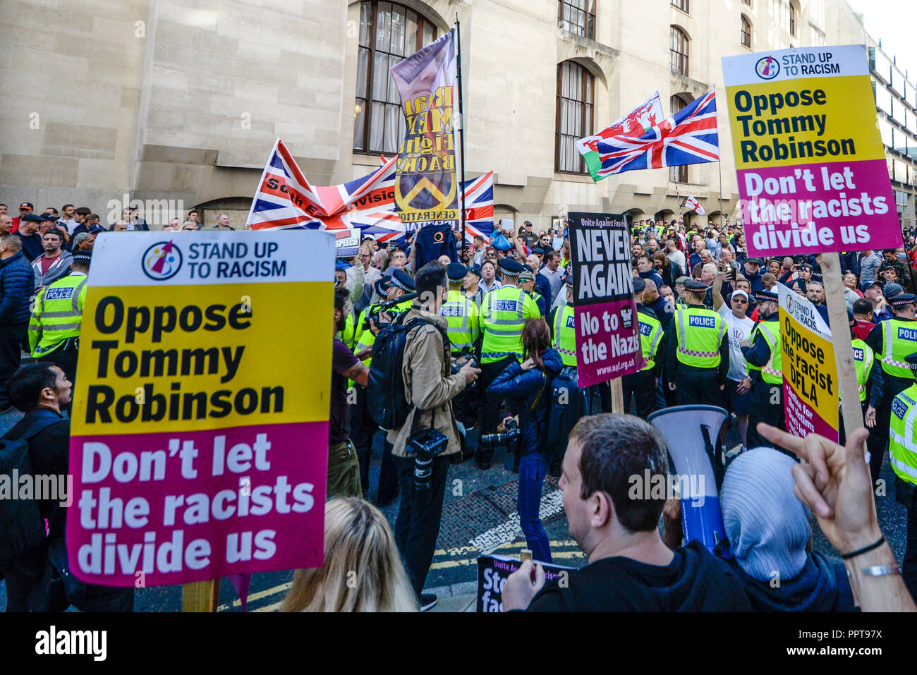 Anti racistas como Tommy Robinson AKA Stephen Yaxley Lennon apareció en el Tribunal Penal Central de Old Bailey (Londres), acusado de desacato al tribunal. Foto de stock