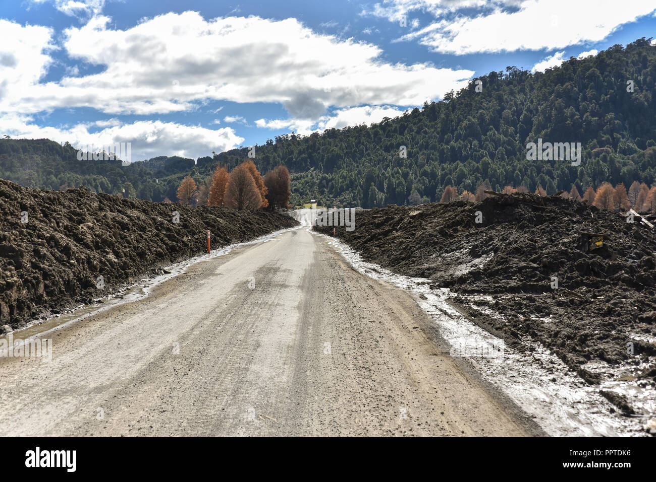 Camino de ripio con masas de barro, destrucción después de un derrumbe en Villa Santa Lucía, en Chaitén, Río Burritos, Carretera Austral Foto de stock