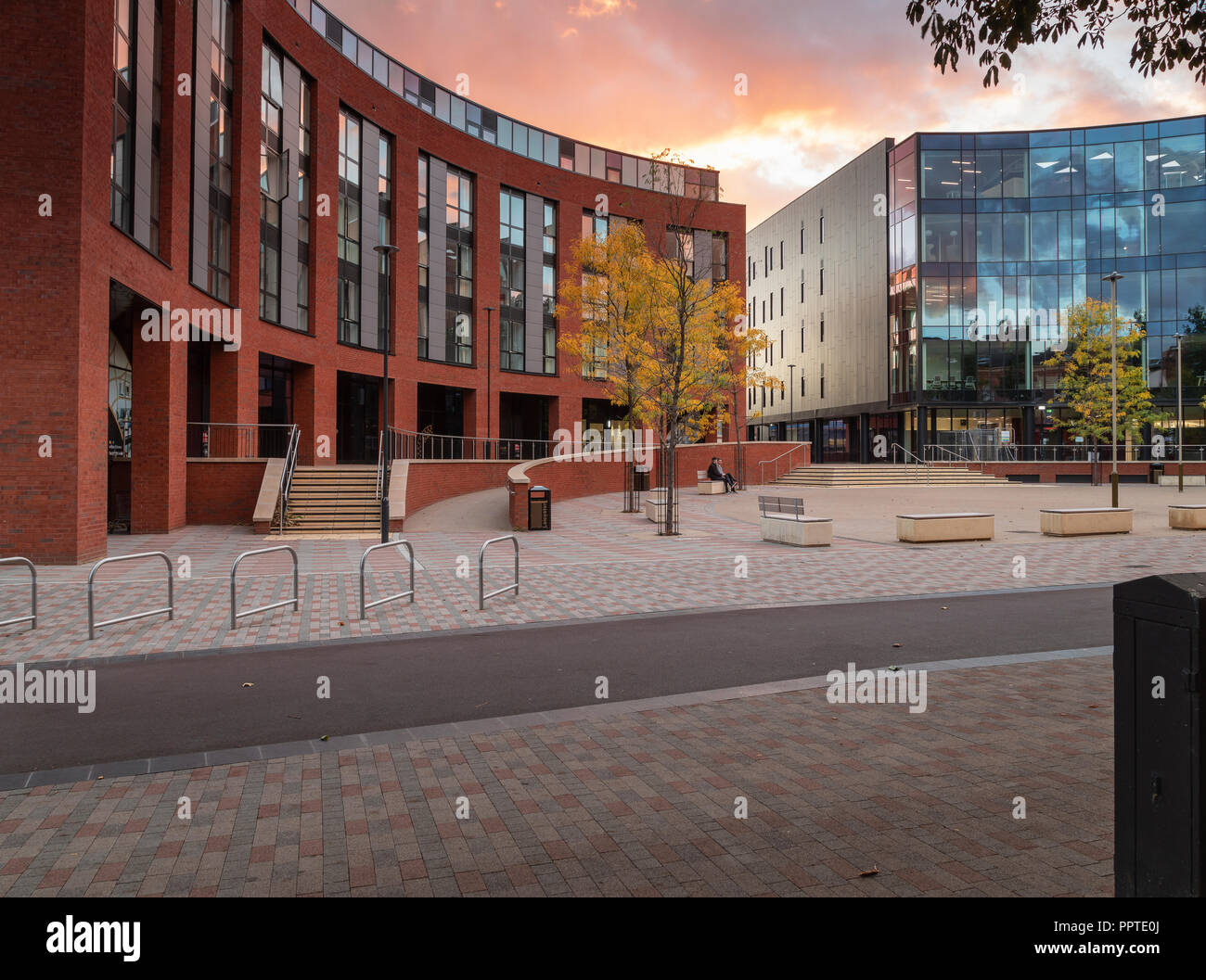 Una imagen del extremo inferior del nuevo paseo de Leicester. El edificio de la derecha es la nueva oficina del Consejo es la de la izquierda es unidades minoristas llamado Foto de stock