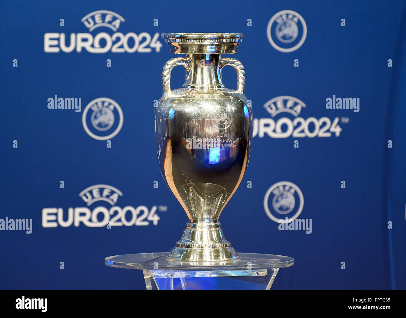 septiembre de 2018, Suiza, Nyon: Fútbol Anuncio del anfitrión del Campeonato de Europa 2024: La Copa de Europa en un pedestal durante la ceremonia de anuncio la Eurocopa 2024.