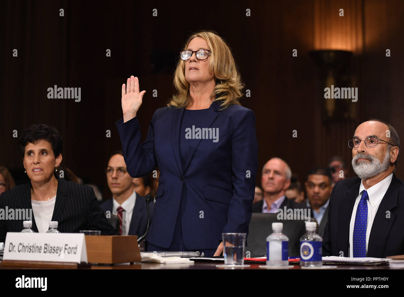 Christine Blasey Ford, la mujer acusando al candidato al Tribunal Supremo Brett Kavanaugh de haberla asaltado sexualmente en una fiesta, hace 36 años, testifica ante el Comité Judicial del Senado estadounidense en el Capitolio en Washington, DC, 27 de septiembre de 2018. / POOL / SAUL LOEB | uso en todo el mundo Foto de stock